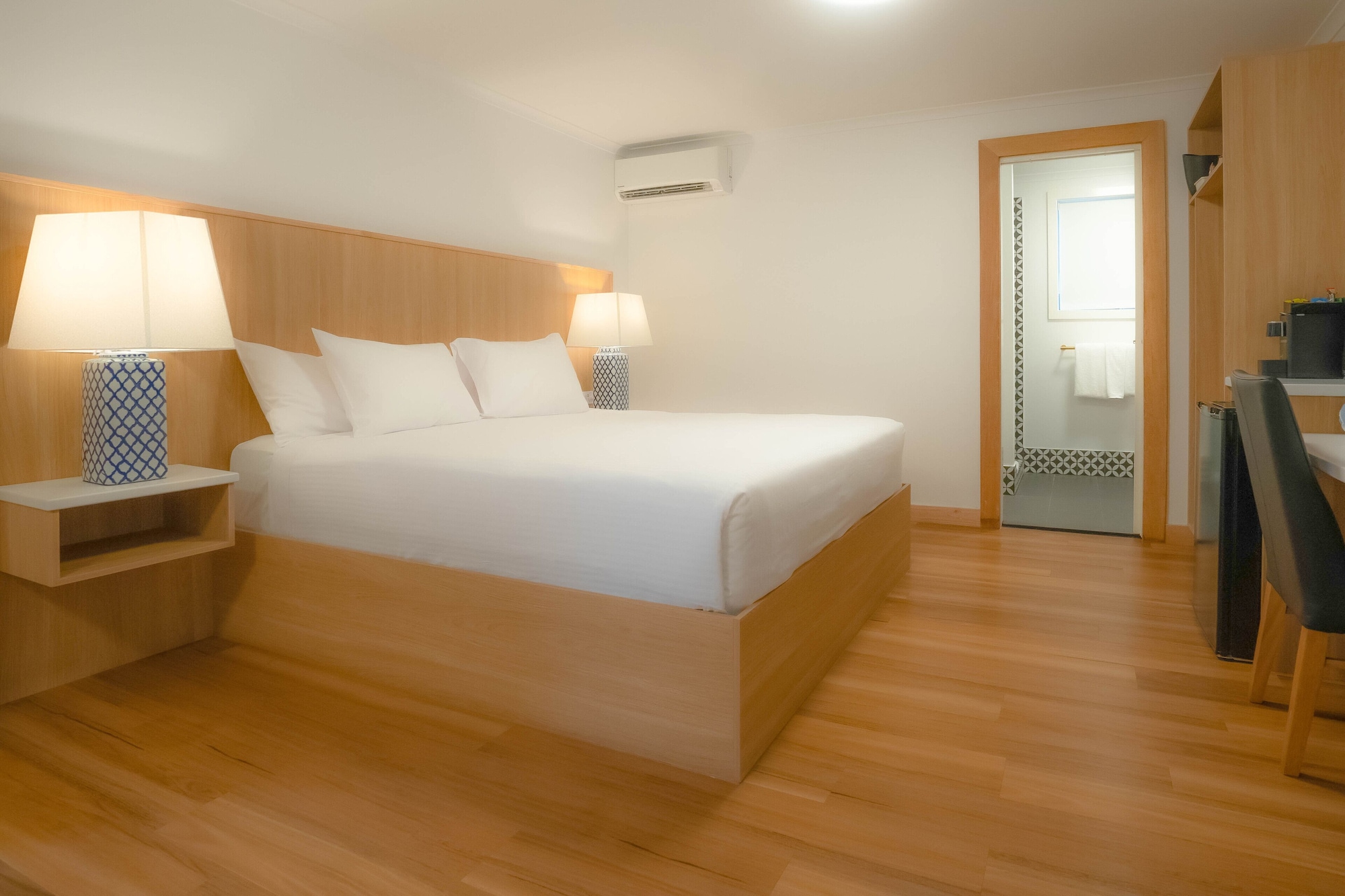 Courtyard, King Bed, Separate Building