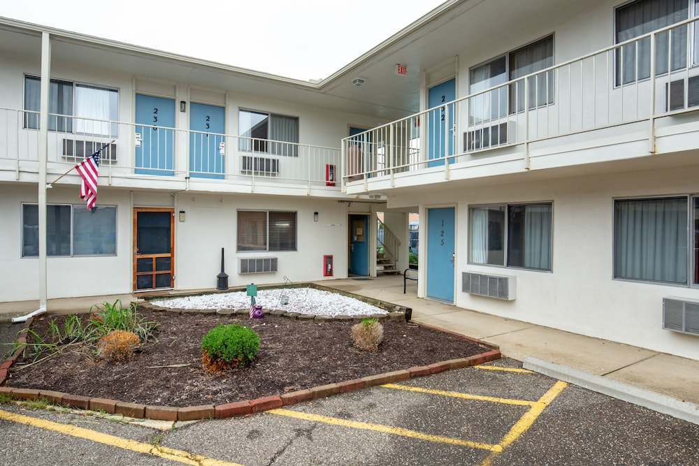 Days Inn by Wyndham New Philadelphia 34/36