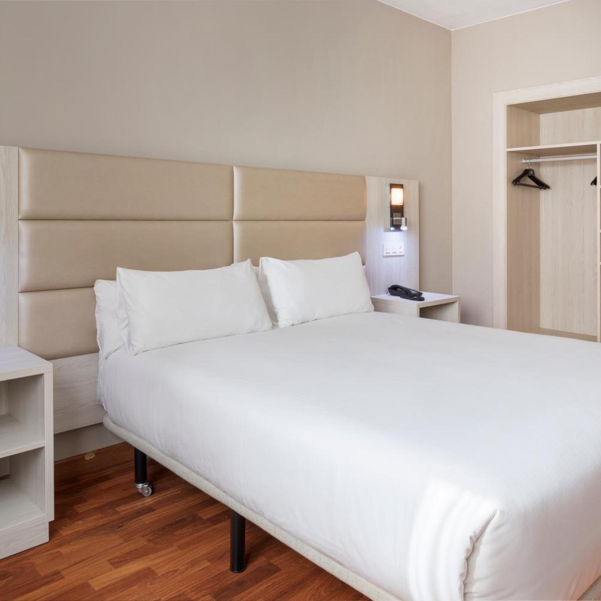 STANDARD, QUEEN BED
