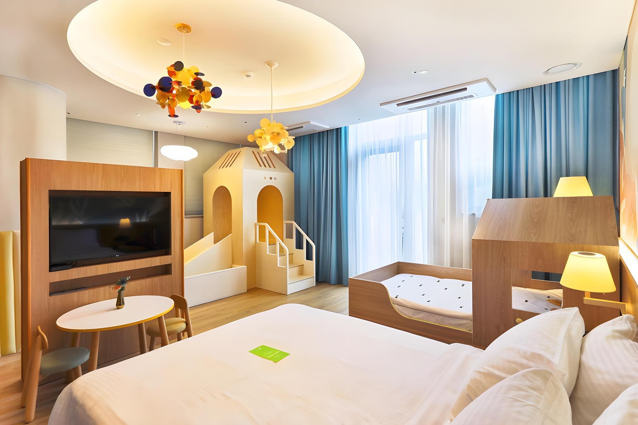 Kids Suite, City View