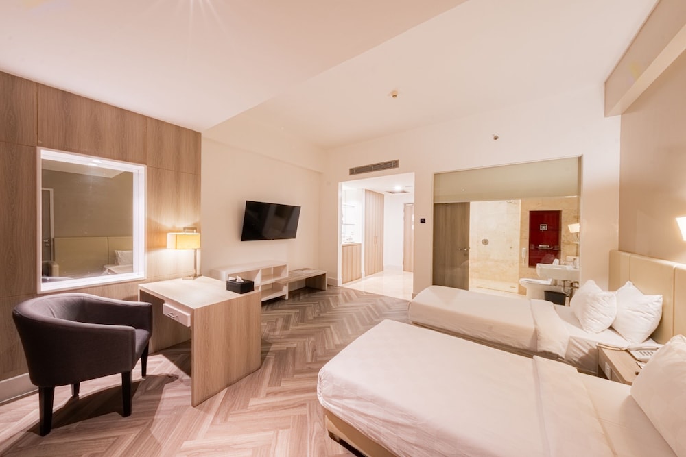 Grand Jatra Hotel 23/70