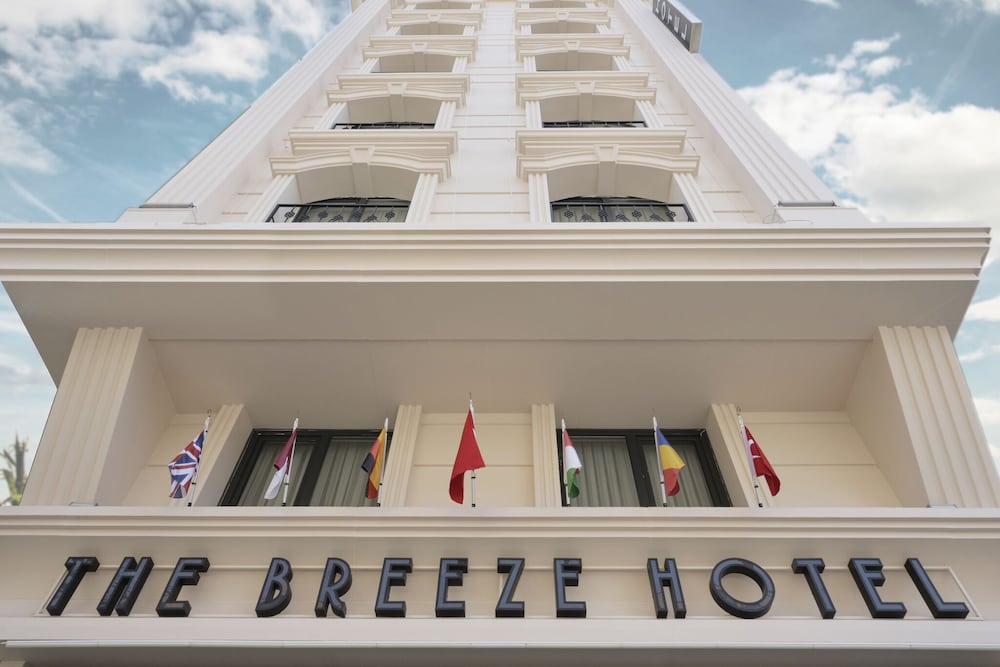 The Breeze Hotel 8/60