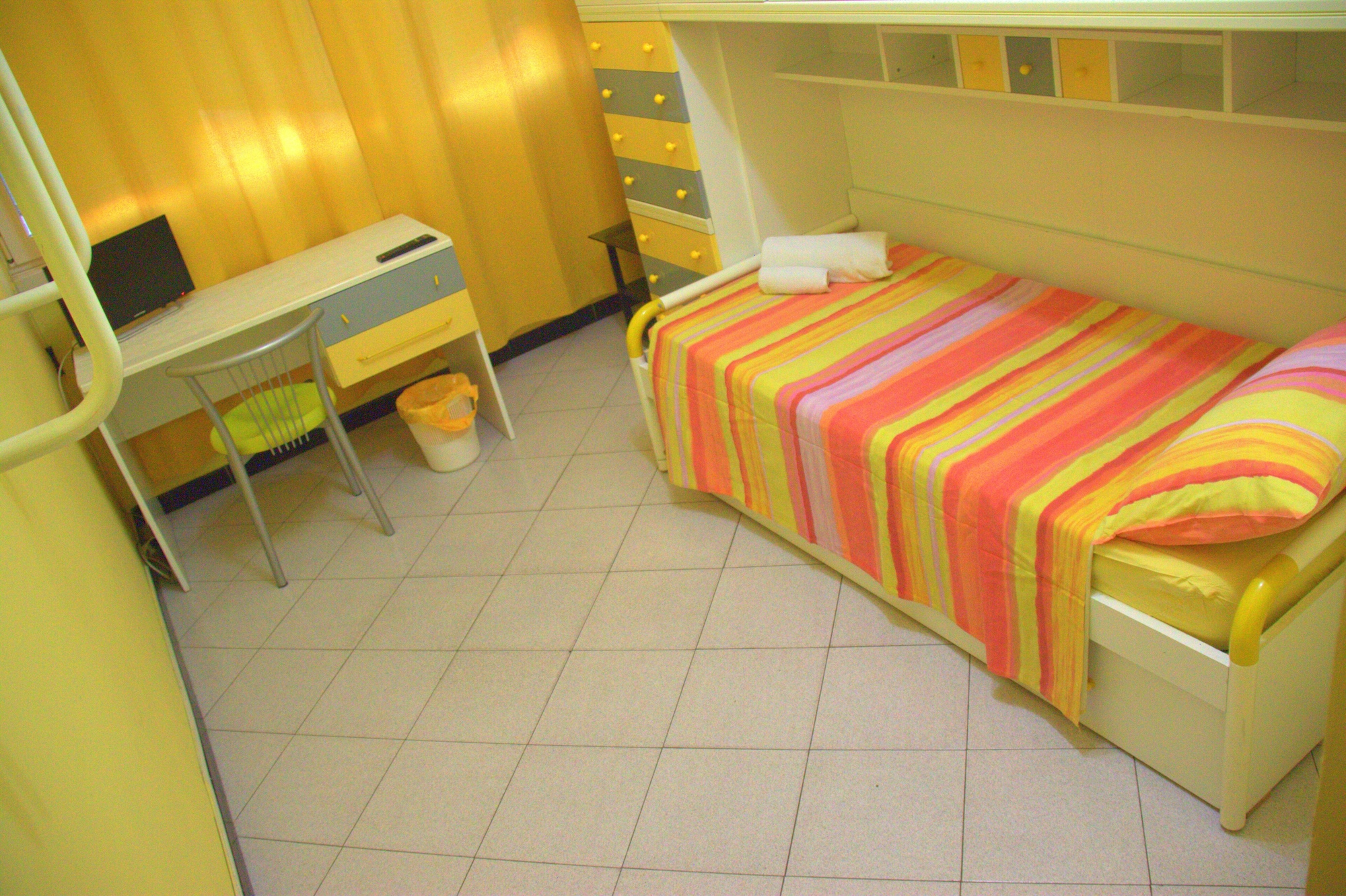 ROOM, SINGLE, SHARED BATHROOM