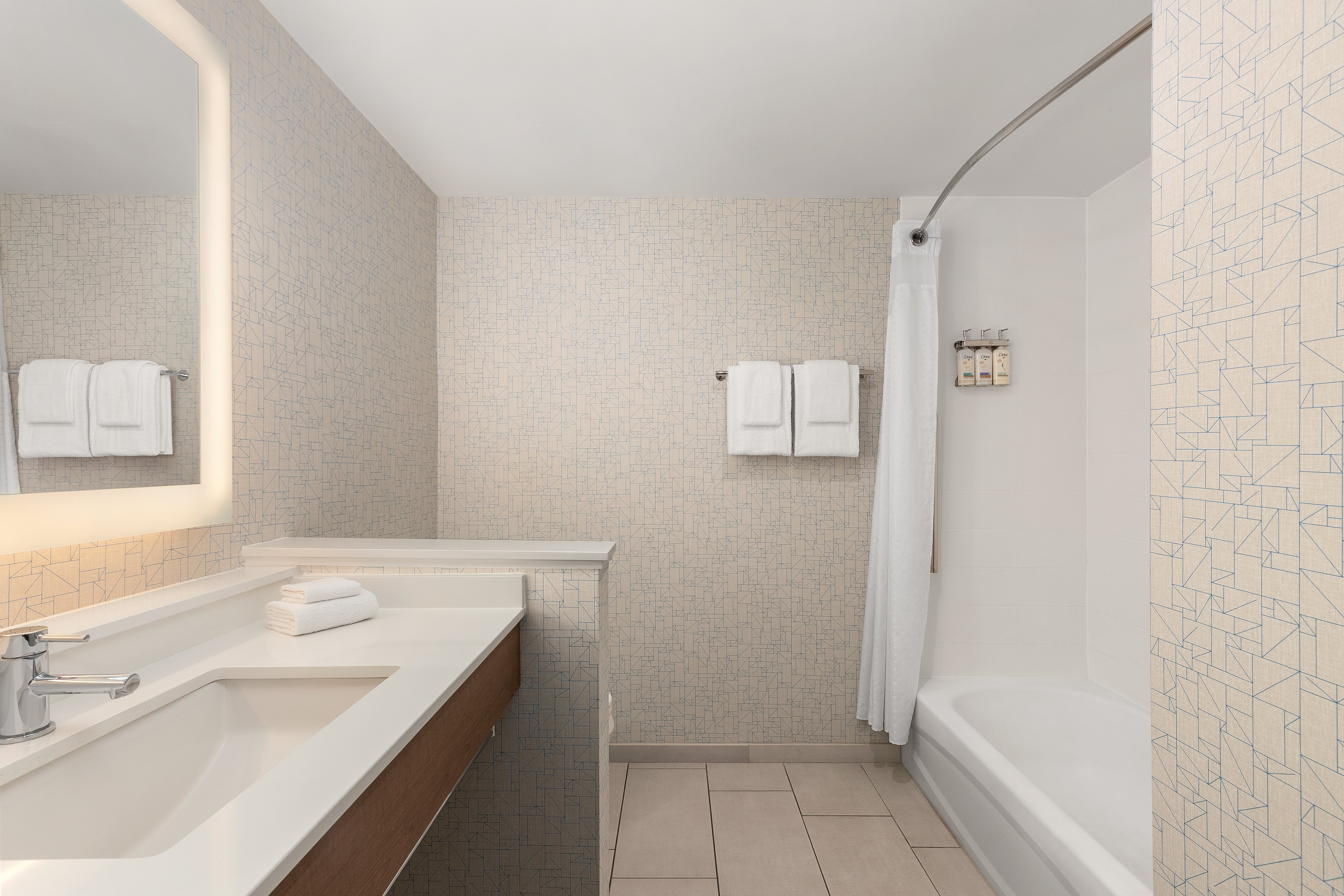 Holiday Inn Express Suites Staunton 73/75
