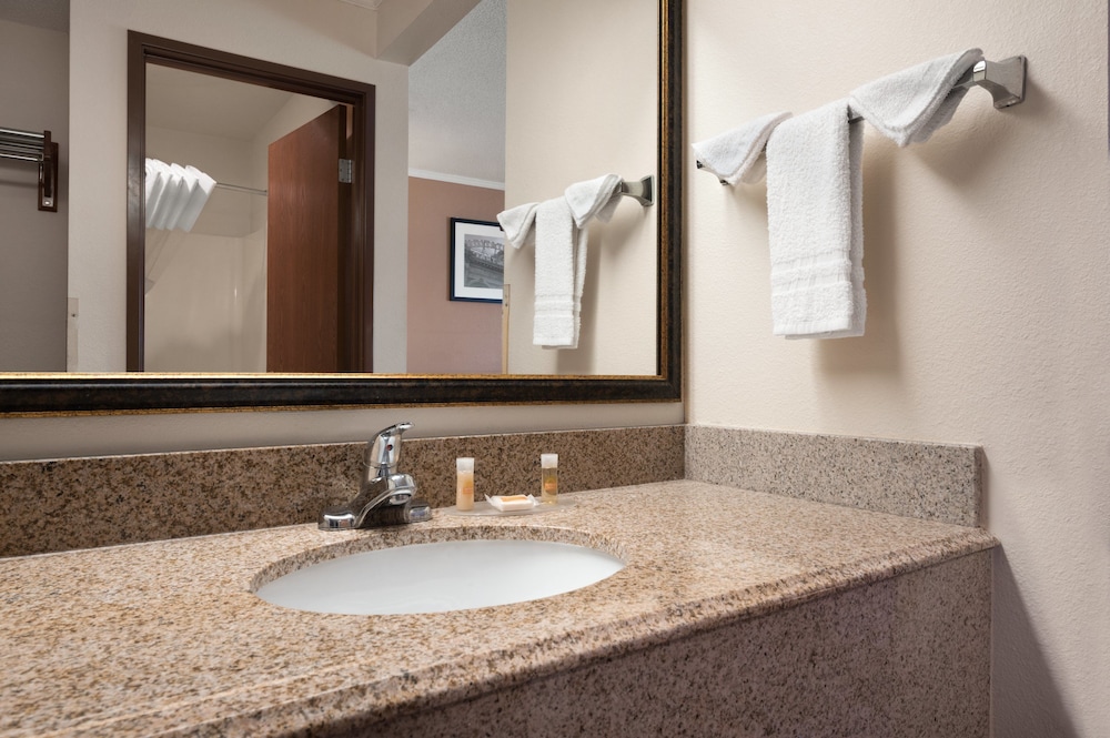 Days Inn & Suites By Wyndham Kansas City South 17/43