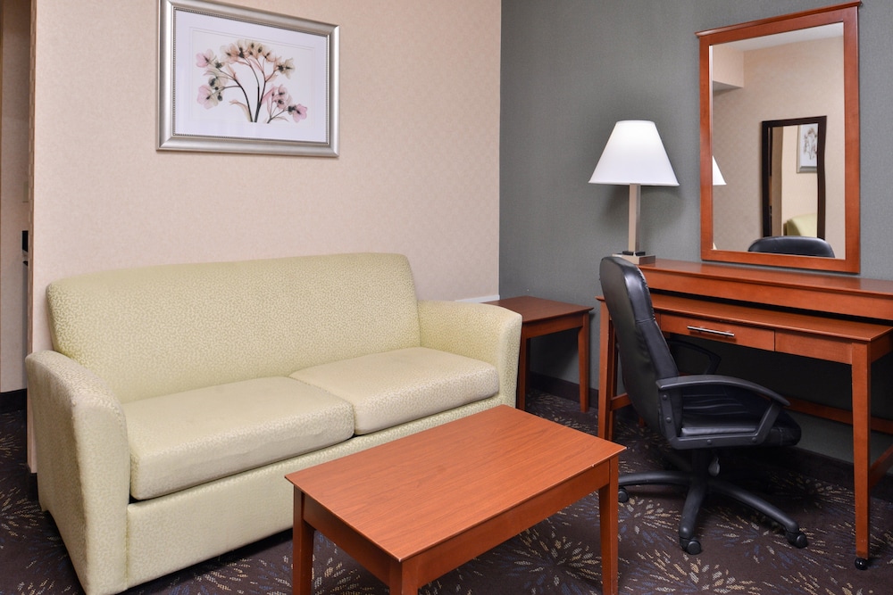 Holiday Inn Express Hotel Suites West Chester 66/76