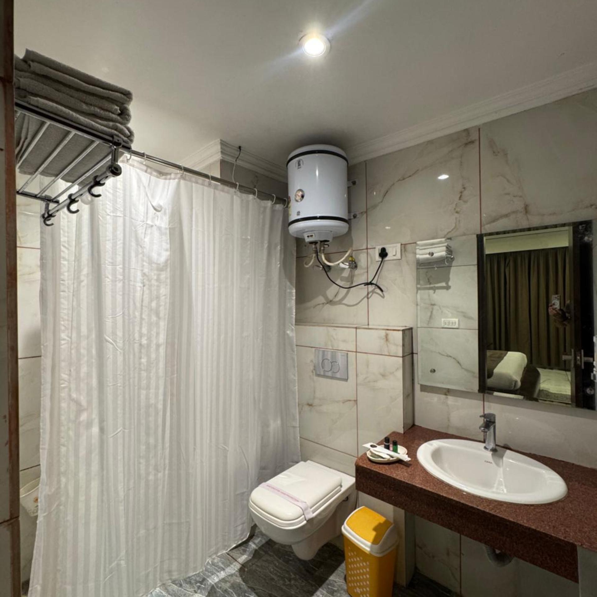 Oyo 4608 Hotel Galaxy 38/39