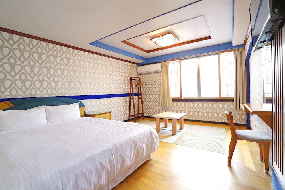 Phoenix Pavilion Hot Spring Hotel 13/65