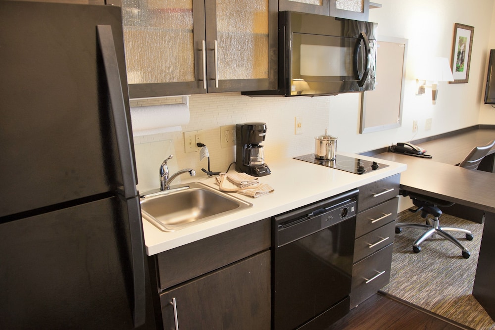 CANDLEWOOD SUITES ALEXANDRIA 37/41