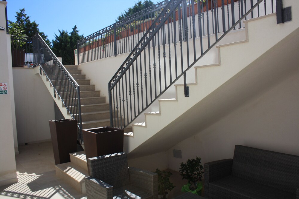 Morello Beach Hotel 8/50