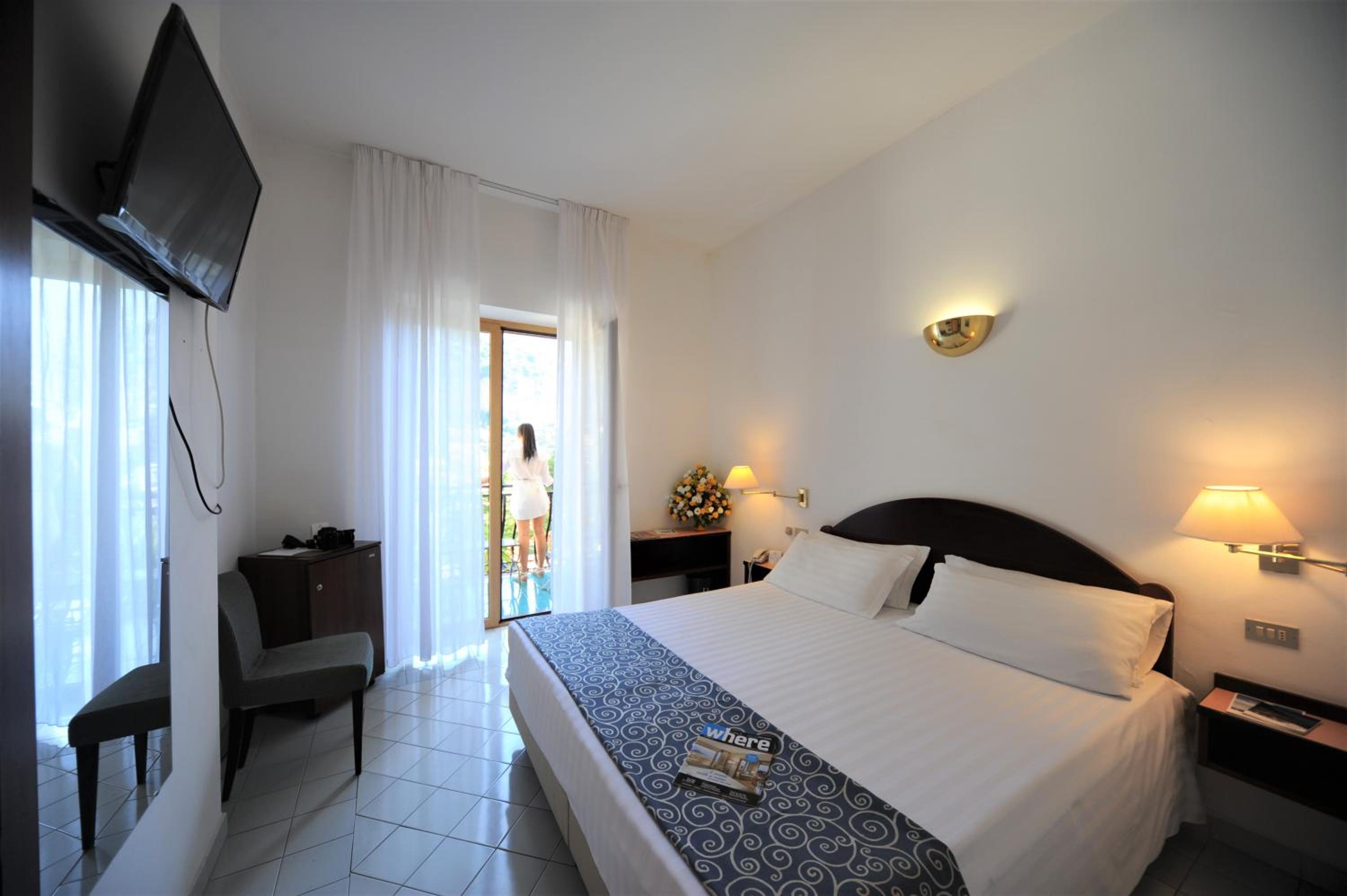 Inner, Classic, Double or Twin Bed, Hill View