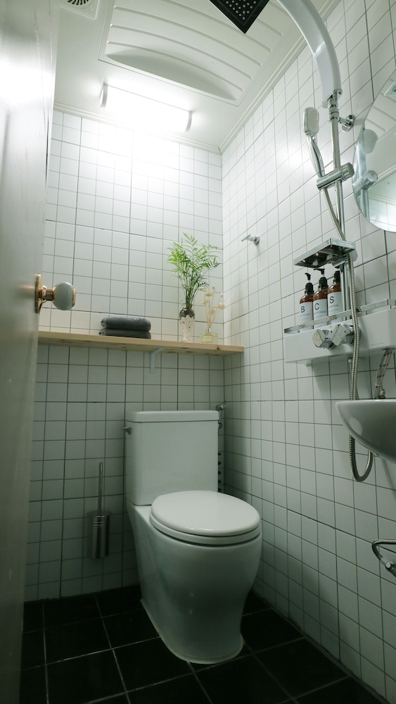 TYPE A, TWIN BEDS, SHARED BATHROOM