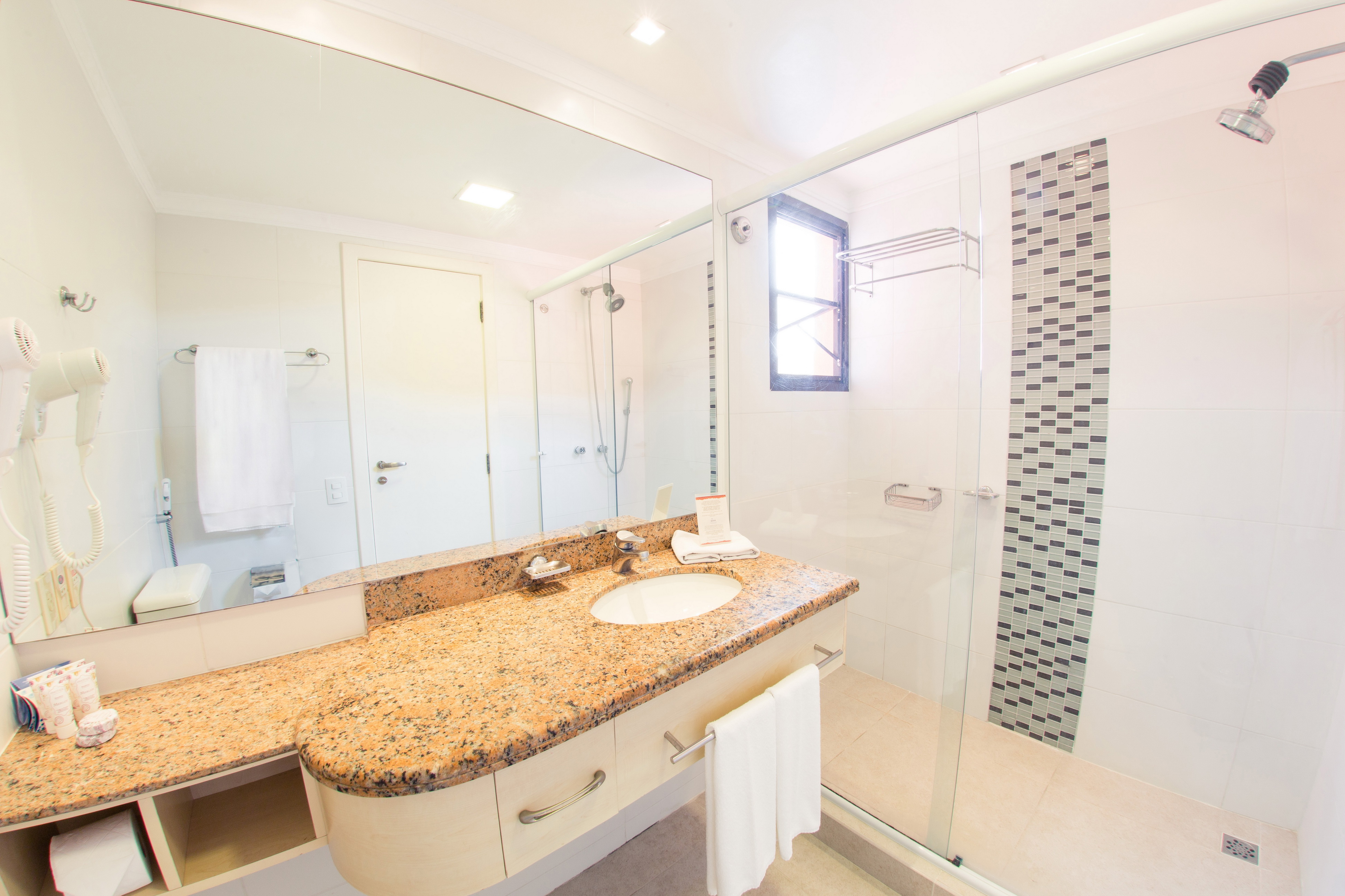 Luxury Side View Suite 1 Double Bed + Sofa Bed or 2 Single Bed + 1 Sofa Bed، Hotel Jurere Beach Village - OFICIAL 3/3