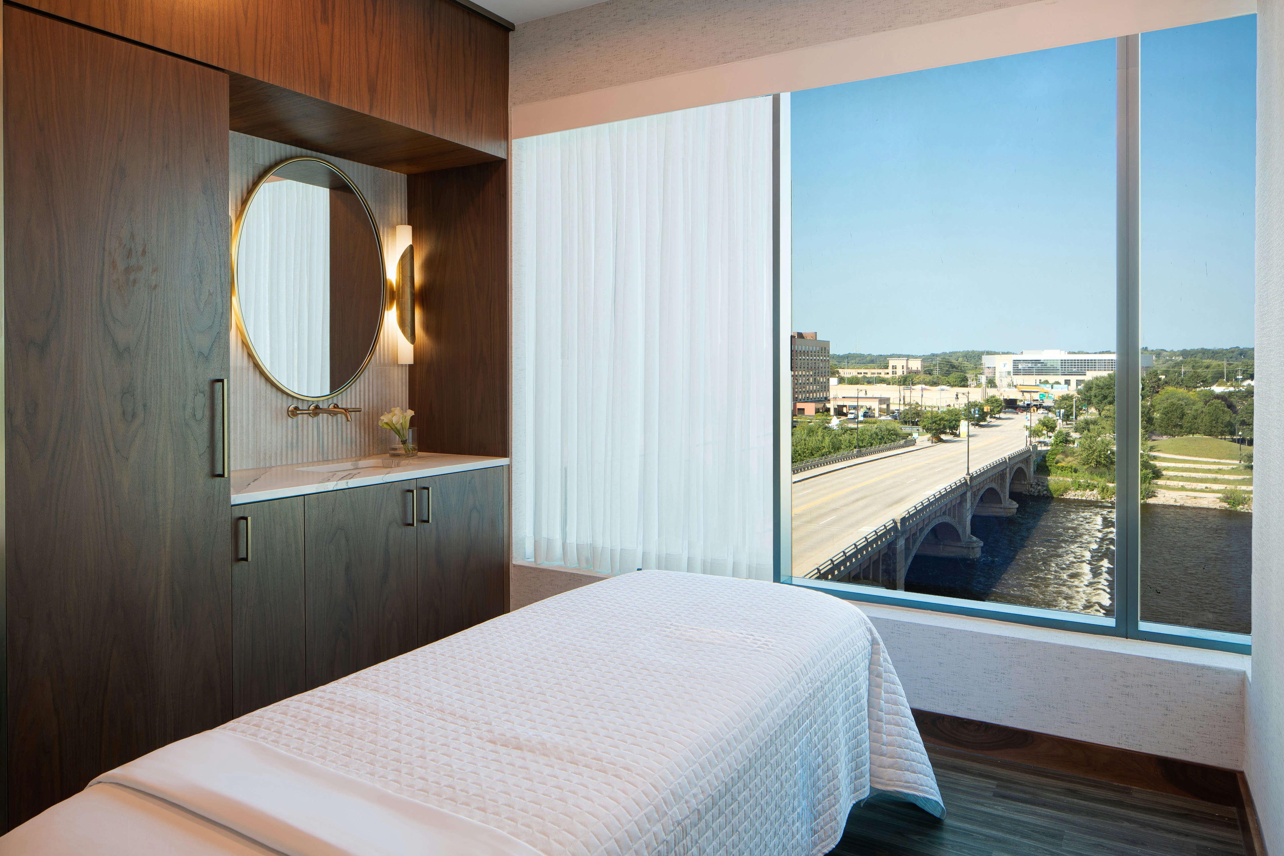 Amway Grand Plaza, Curio Collection by Hilton 20/65