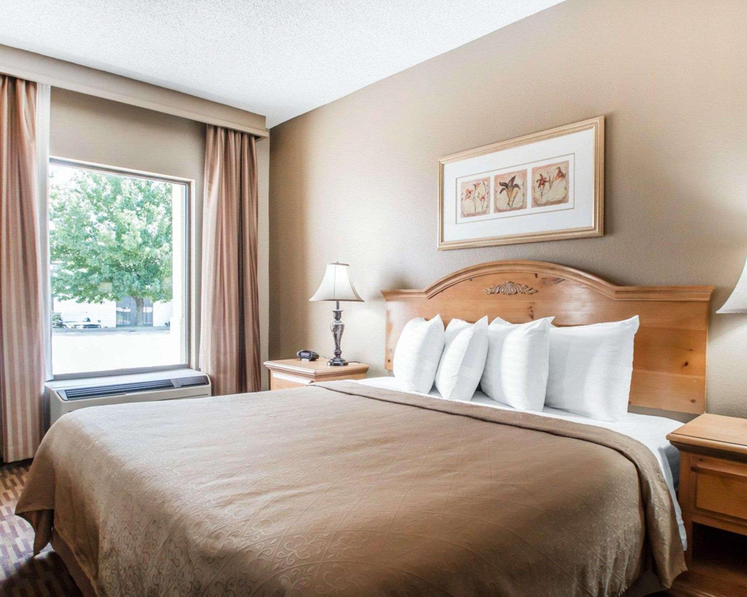 ROOM, KING BED