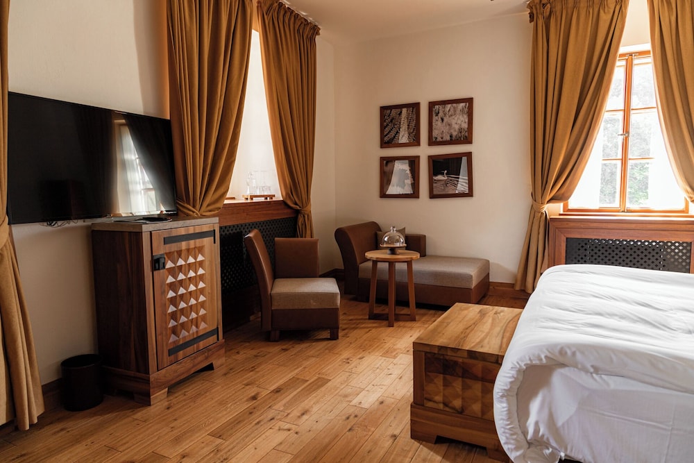 Senior, Suite, King Bed, River View