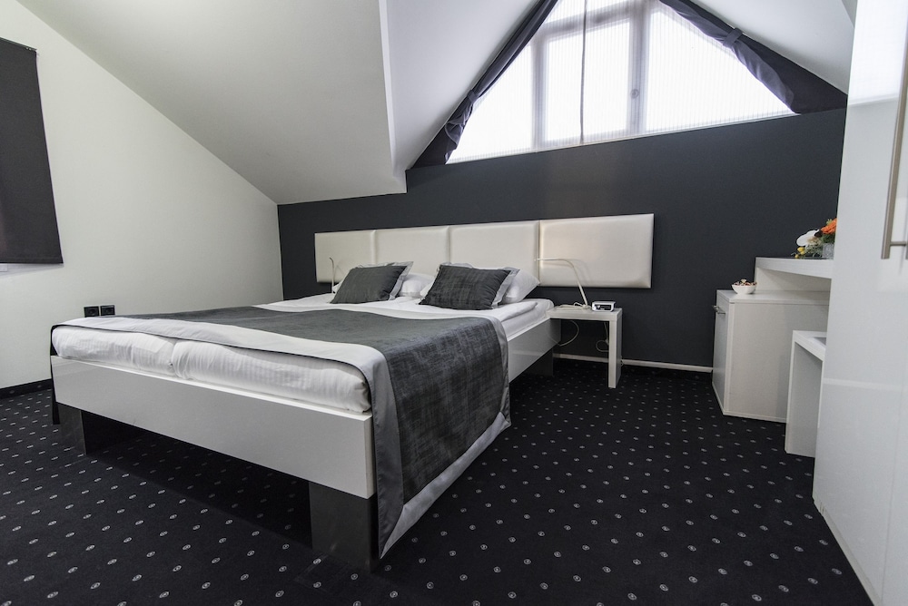 COOL ROOMS ZAGREB AIRPORT 7/62