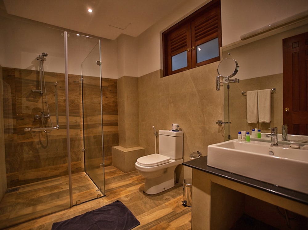 Oak Ray Regency Hotel 39/40