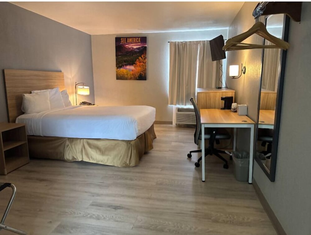 Room, Queen Bed, Garden Floor