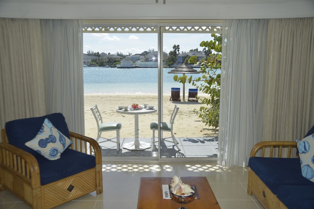 Sandyport Beaches Resort 44/77