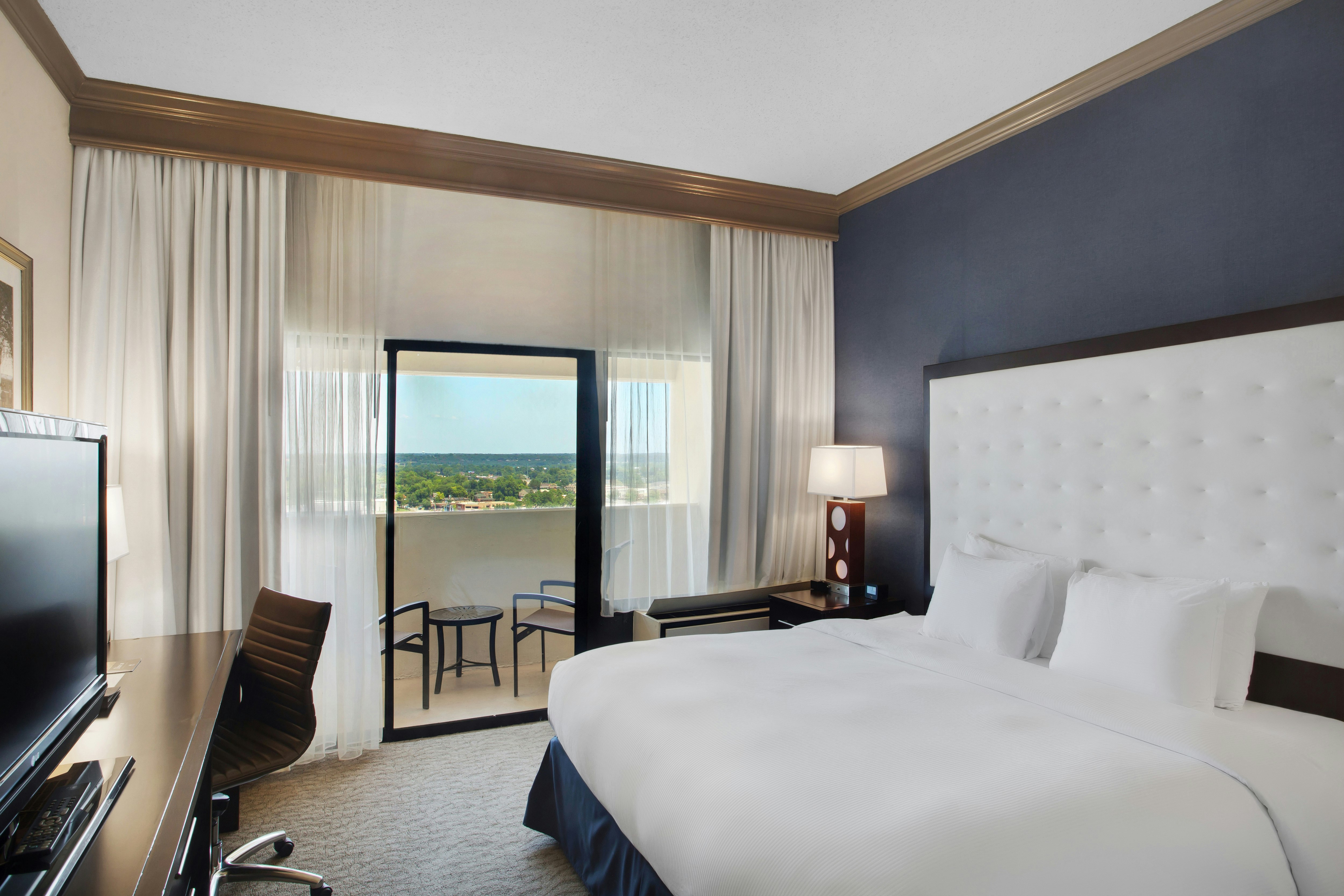ROOM, KING BED, BALCONY