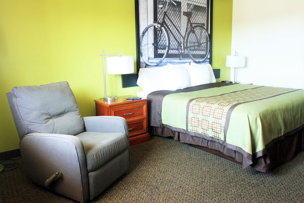 Super 8 by Wyndham South Boston VA 19/31