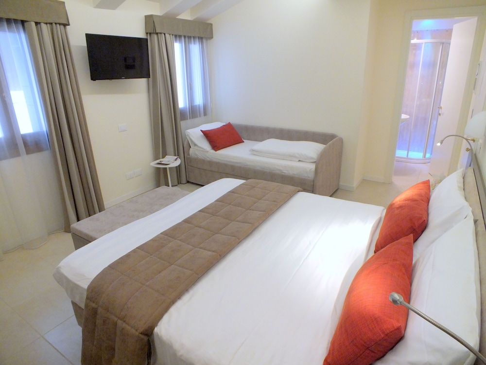 ROOM, TRIPLE