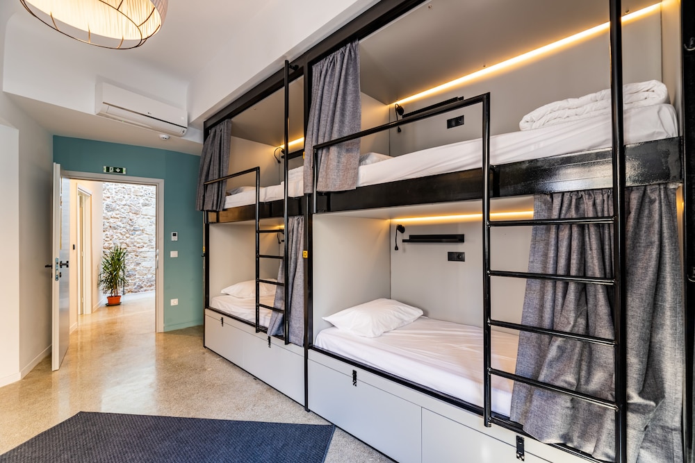 FEMALE DORM, FEMALE ONLY, STANDARD, 6 BEDS