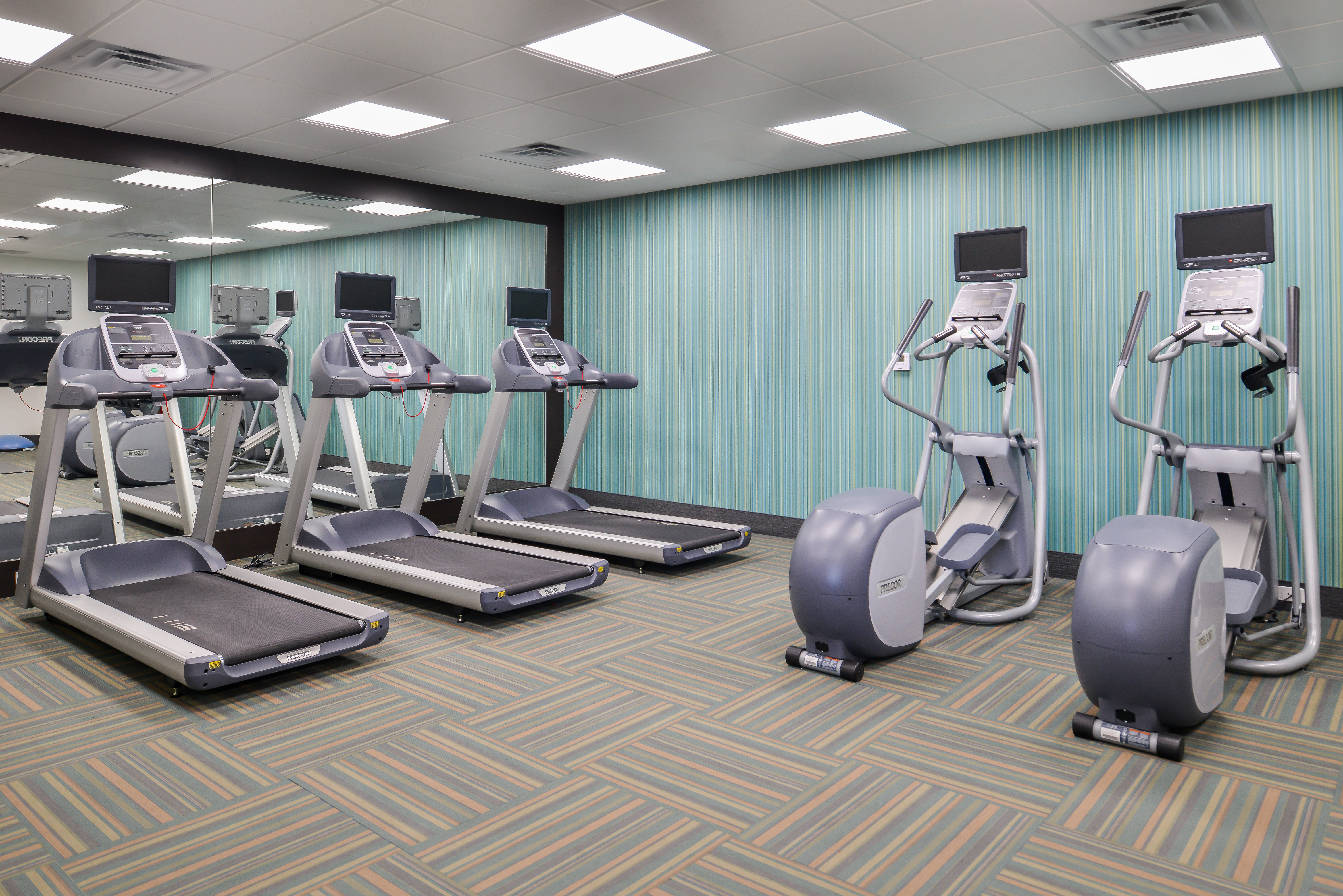 HOLIDAY INN EXPRESS & SUITES KANSAS CITY - LEE'S SUMMIT 16/30