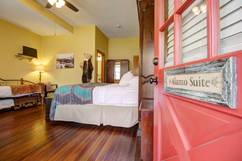 SIGNATURE, COTTAGE, MULTIPLE BEDS