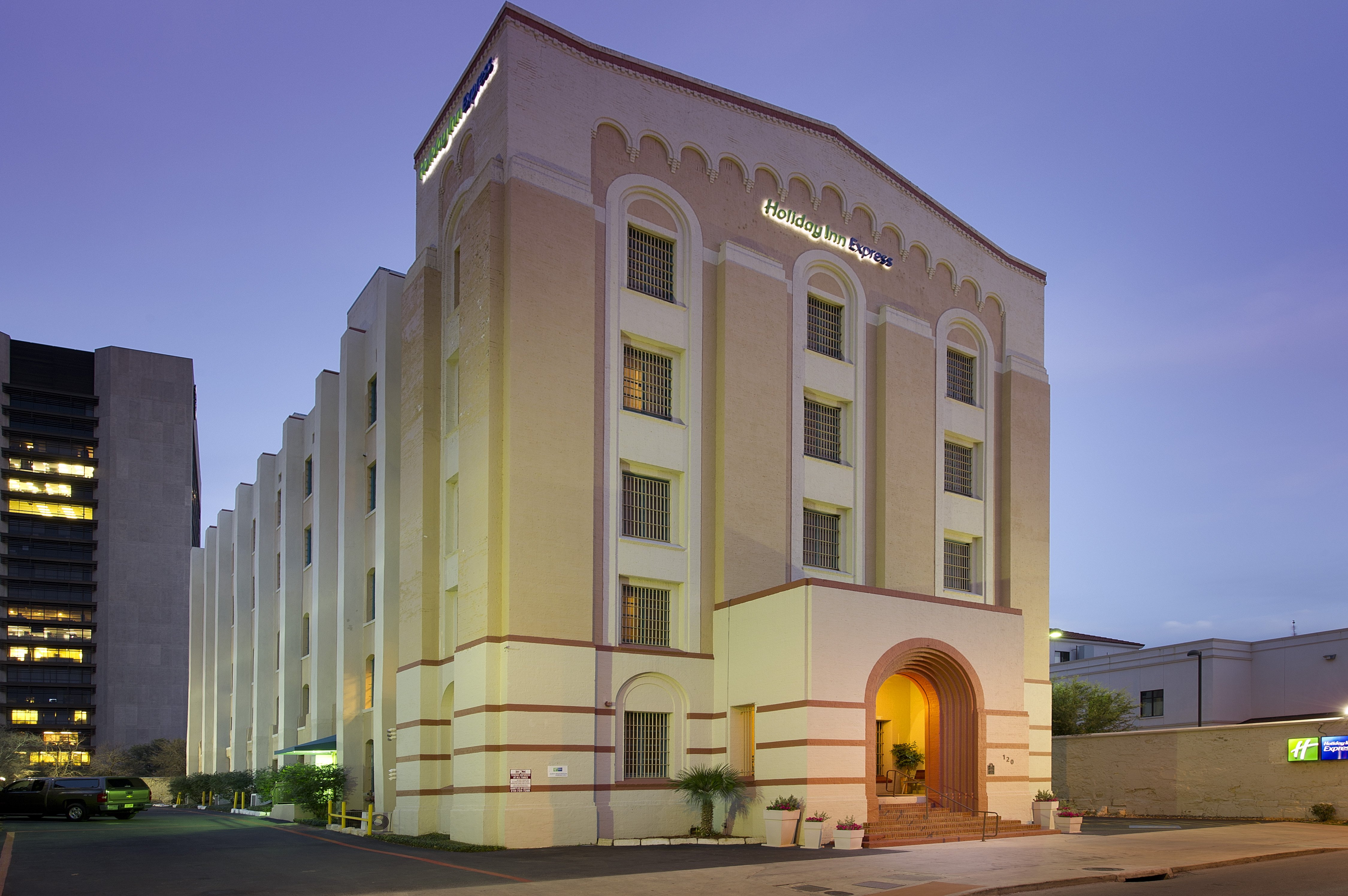 Holiday Inn Express San Antonio N-Riverwalk Area 6/49