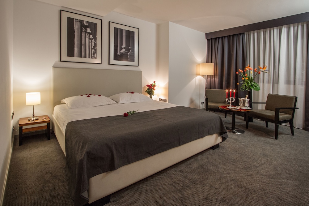 LUXURY, SUITE