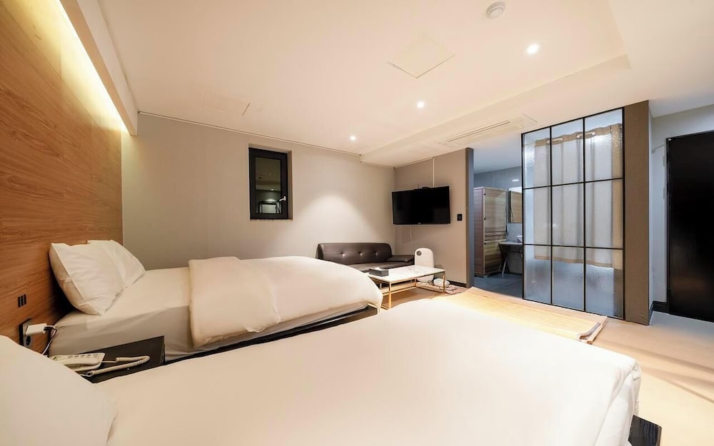 Suwon Station Myeongjak Hotel 12/57