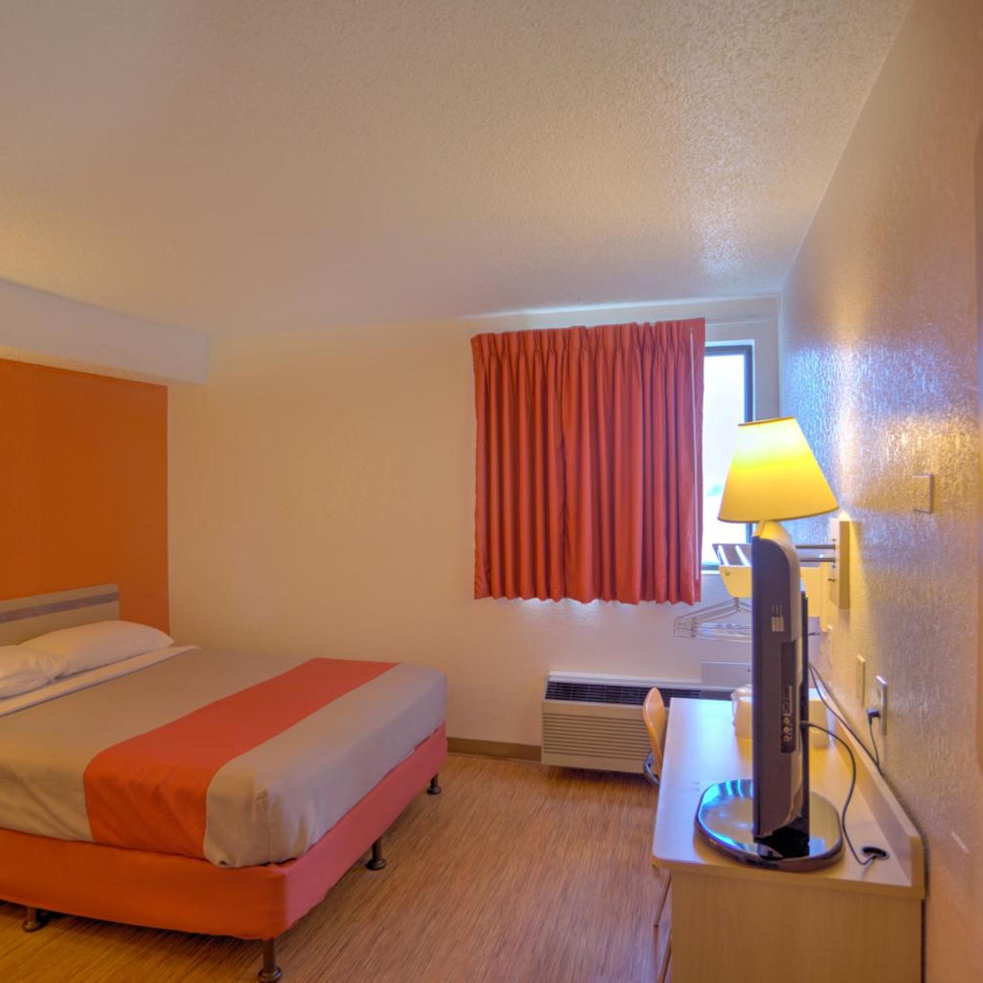 غرفة بسرير كوين لذوي الإعاقة، Motel6 Council Bluffs, IA - Omaha East 2/10