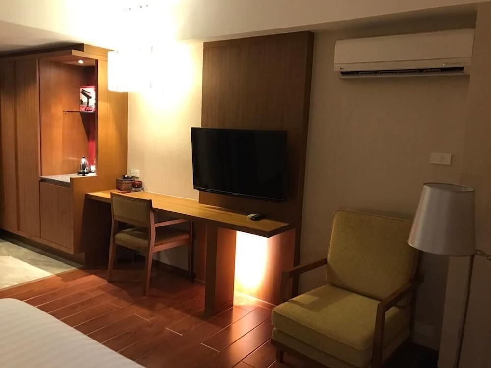 Asia Hotels Group (Poonpetch Hotel) 40/63
