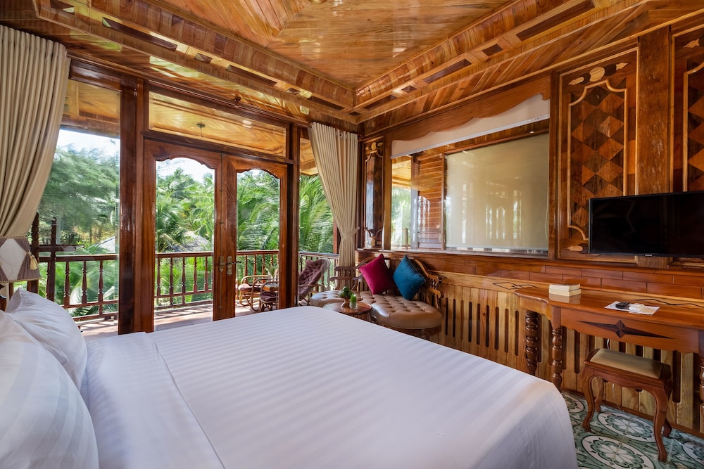 DELUXE, TRIPLE, PARTIAL SEA VIEW