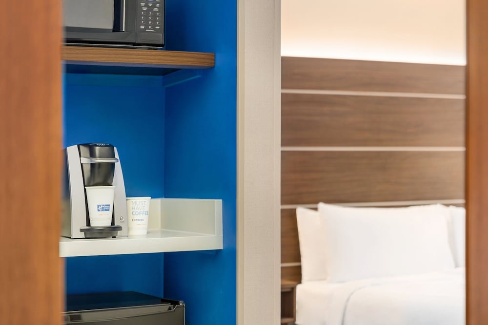 Holiday Inn Express Suites Philadelphia Mt Laurel 24/54
