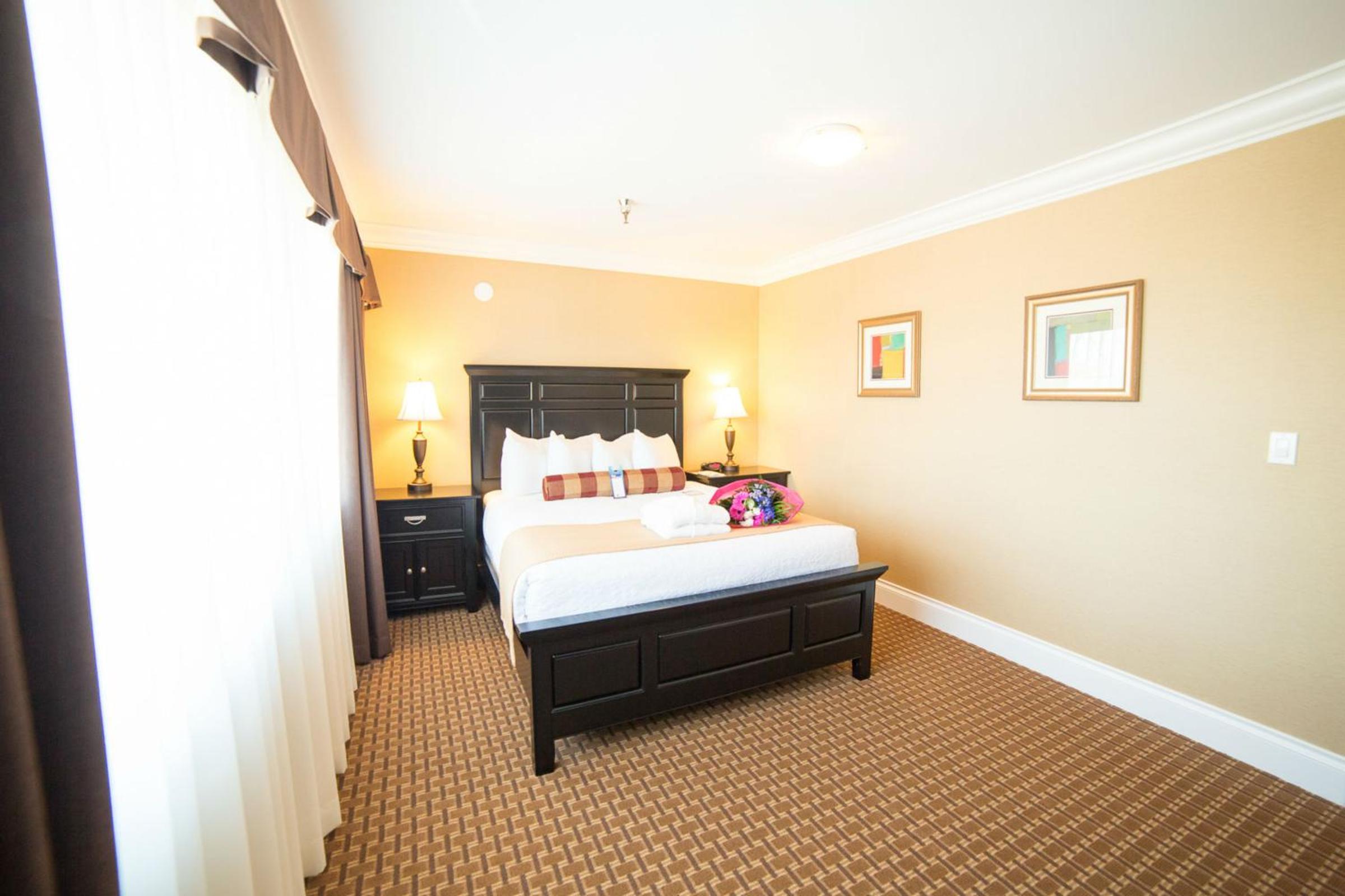 ROOM, QUEEN BED