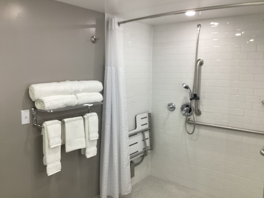 Super 8 by Wyndham Baltimore Northwest 40/40