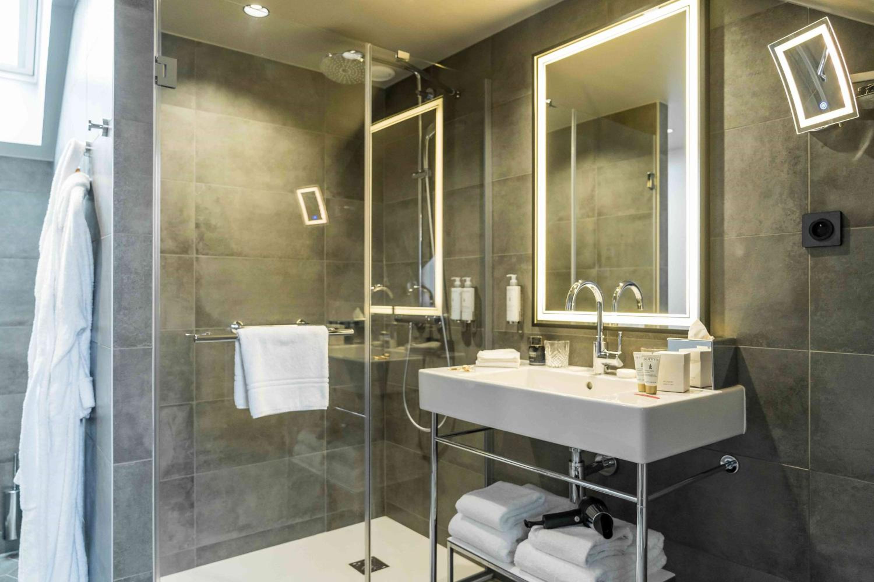 جناح بسرير كينج بغرفة نوم واحدة، Dolce by Wyndham Versailles - Domaine du Montcel 4/7