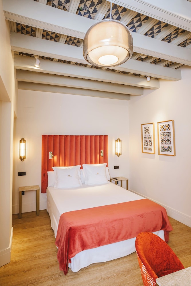 INTERIOR, DOUBLE BED