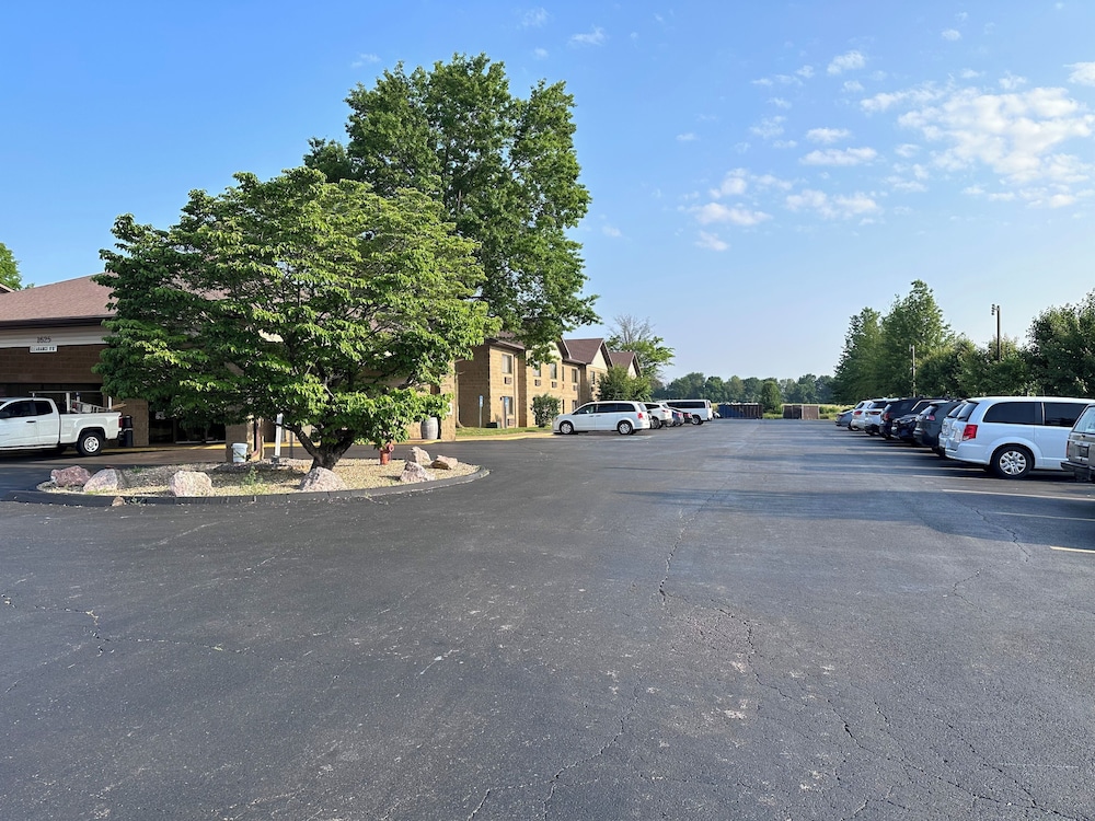Baymont Inn and Suites by Wyndham Farmington, MO 49/62