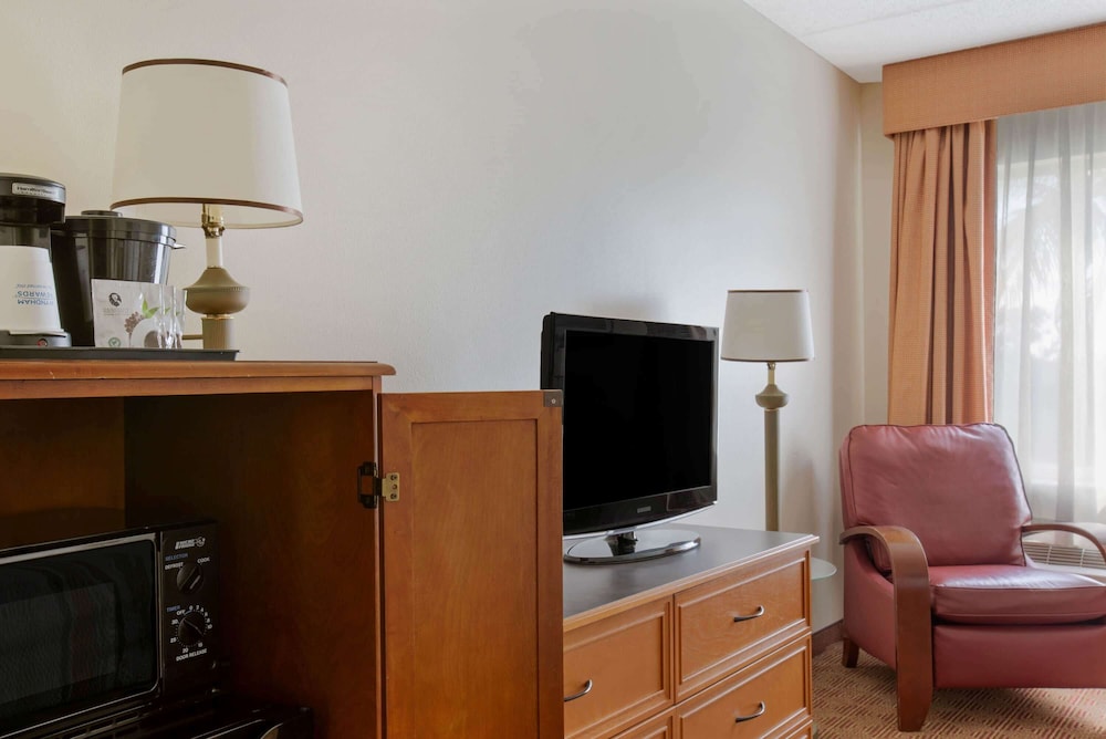 La Quinta Inn & Suites by Wyndham Sawgrass 51/55