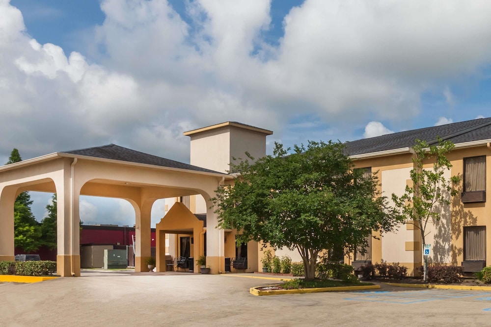 Days Inn & Suites By Wyndham New Iberia 3/27