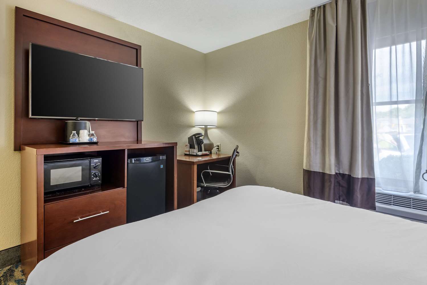 غرفة بسرير كوين لذوي الإعاقة، Comfort Inn Asheville East-Blue Ridge Pkwy Access 2/3