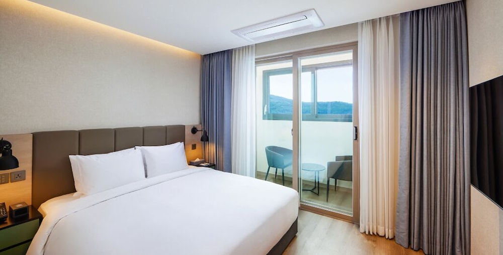 Deluxe, Queen Bed, City View