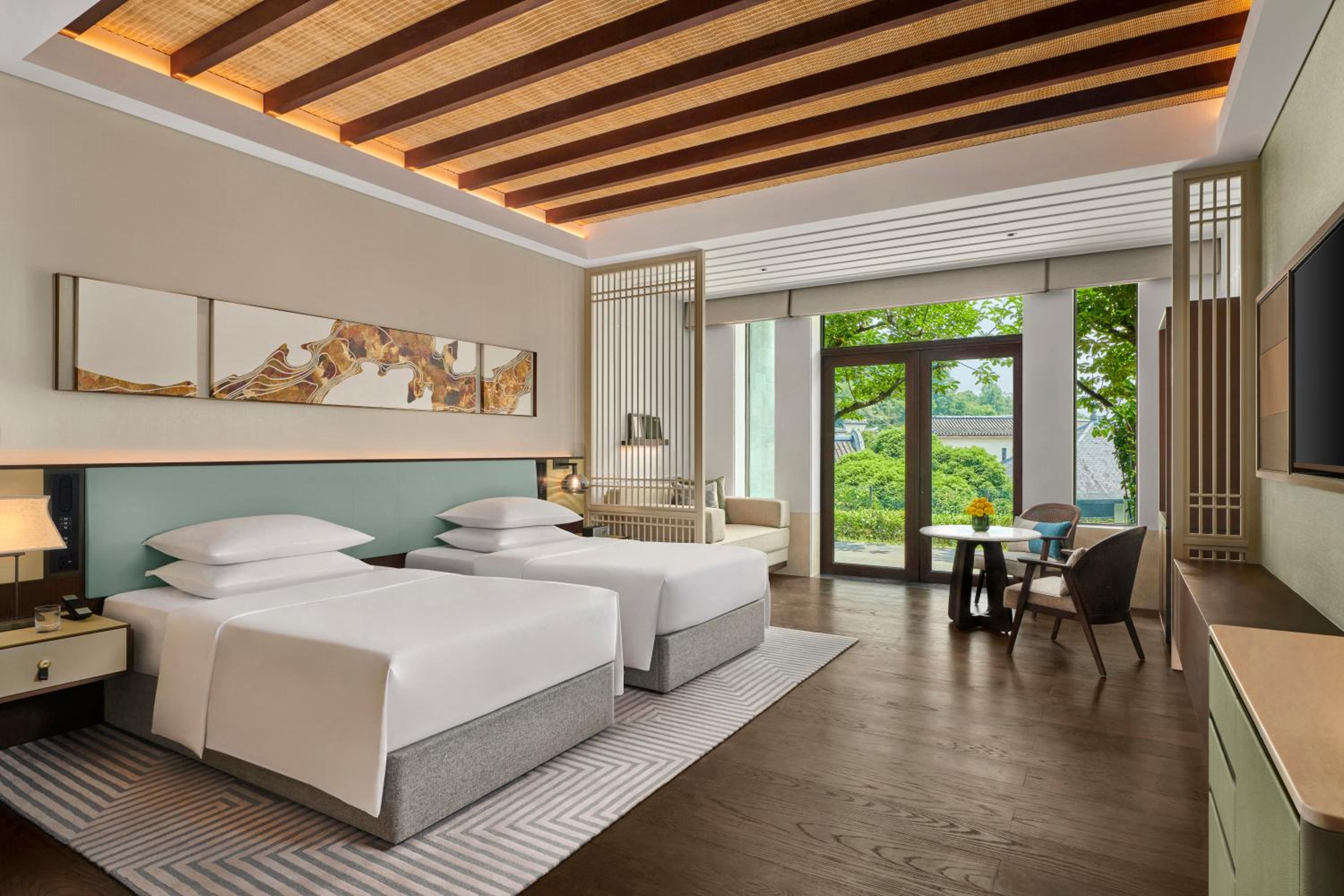 Deluxe, Twin Beds, Garden and Courtyard View
