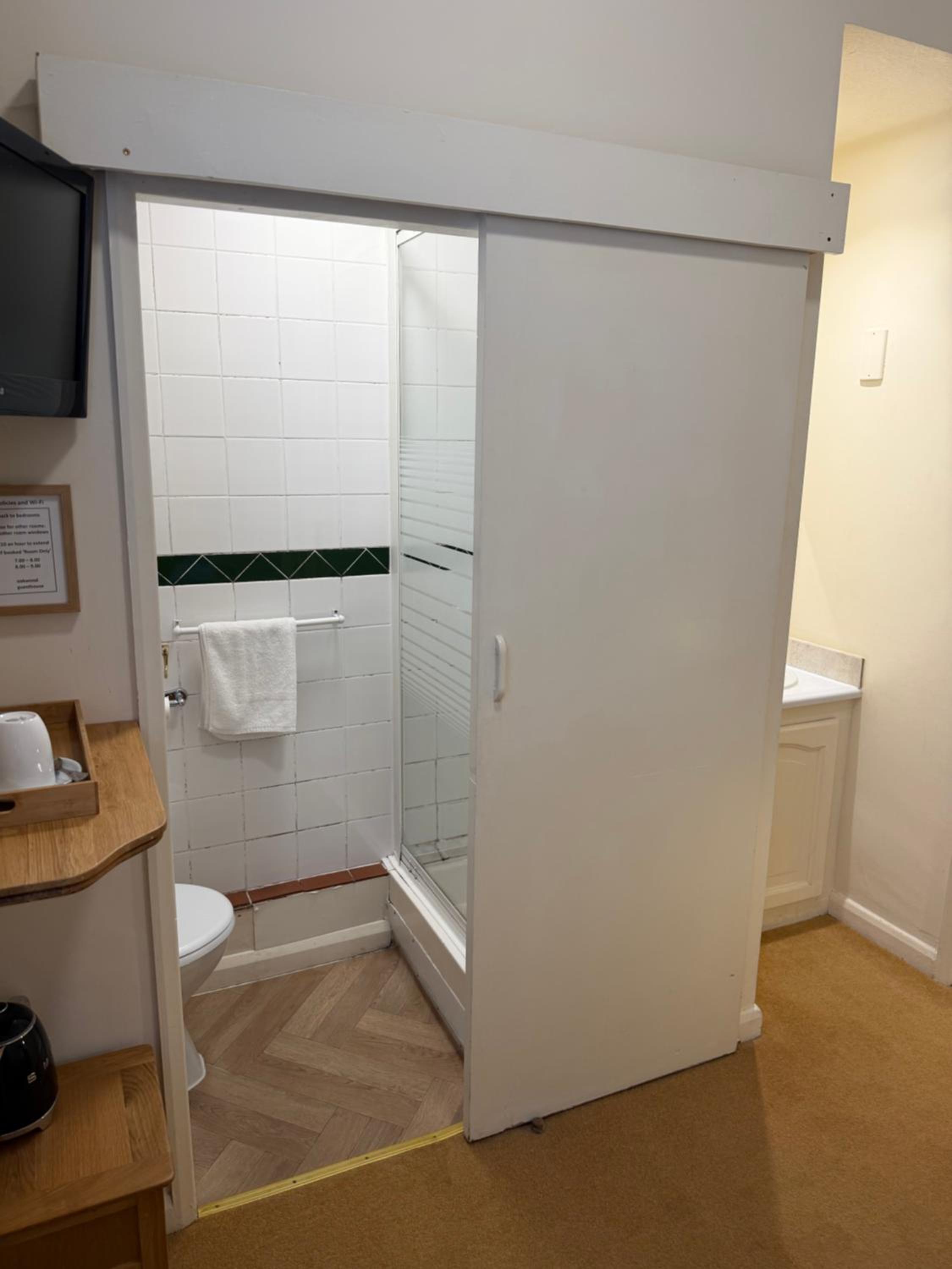 Oakwood Bed and Breakfast Heathrow 24/25