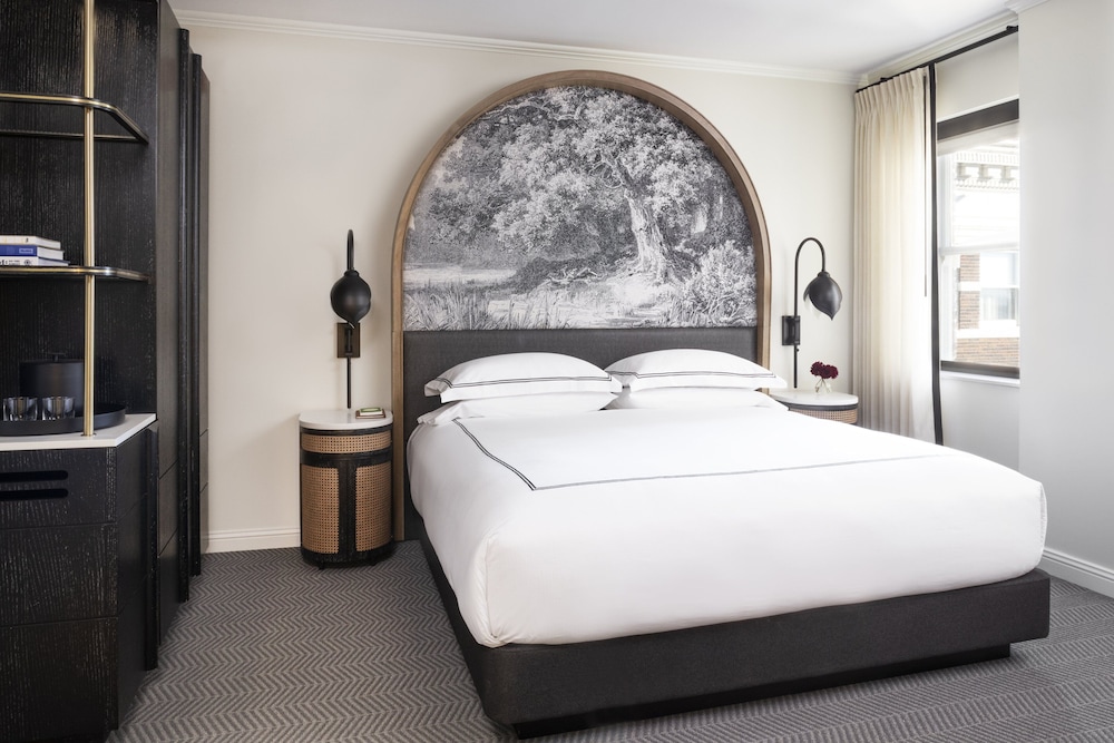 ROOM, KING BED