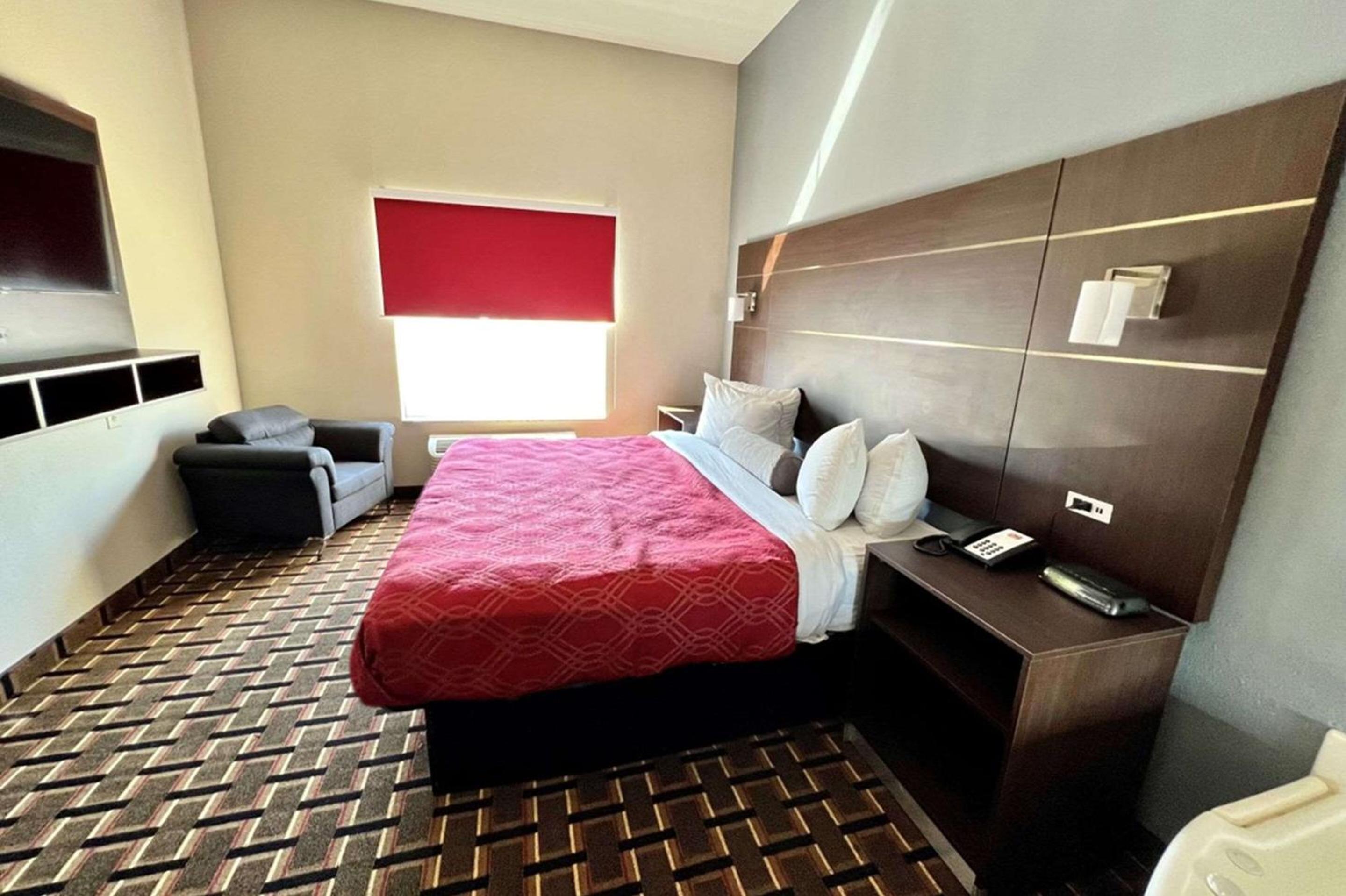 SUITE, KING BED, JETTED TUB